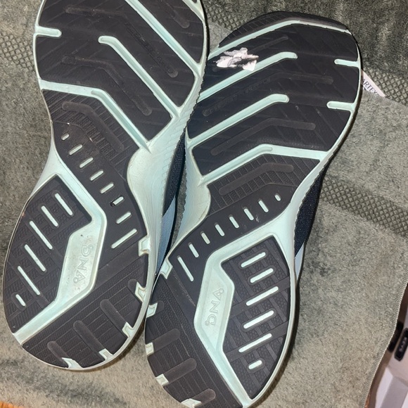 Brooks - Picture 7 of 7